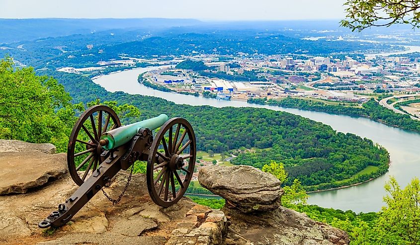 Cannon overlooking Chattanooga at Lookout Mountain Battlefield, Point Park Civil War Cannon Monument near Chattanooga, Tennessee