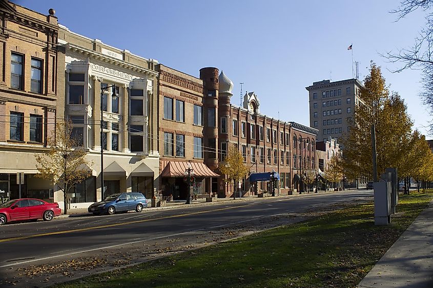 Panoramic view of Courthouse Square in Downtown Warren, Ohio, showcasing the historic Trumbull County Courthouse with its classical architecture.