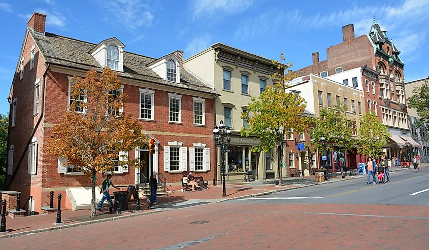 Вид с улицы на главную улицу в Вифлееме, штат Пенсильвания, с историческими зданиями, коммерческой недвижимостью и людьми.