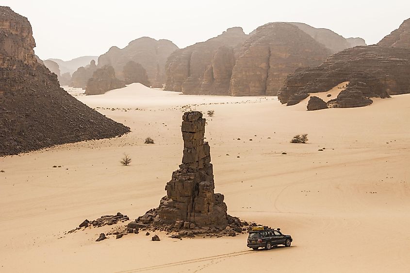 Jeep in Sahara sands, Hoggar mountains, Djanet area, Algeria