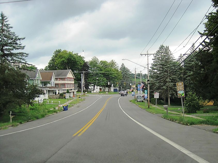 Photo of westbound U.S. Route 20 in the town of LaFayette, New York. The intersection ahead, US 11, marks the end of the state Route 20 Scenic Byway. Photo taken looking west at The Lane., By Mr. Matté (if there is an issue with this image, contact me using this image's Commons talk page, my Commons user talk page, or my English Wikipedia user talk page; I'll know about it a lot faster) - Own work, CC BY-SA 4.0, https://commons.wikimedia.org/w/index.php?curid=135621035
