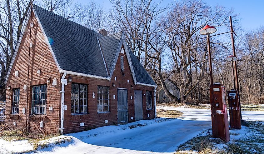 Abandoned Skelly gas station, on the outskirts of Hannibal, Missouri in winter