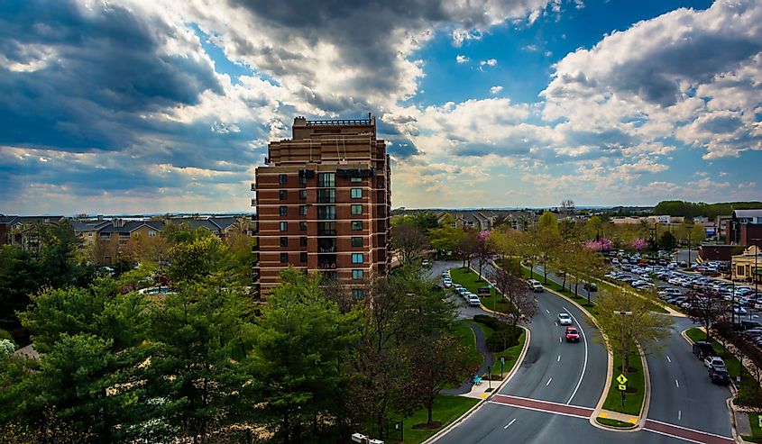 View of Washingtonian Boulevard and buildings in Gaithersburg, Maryland