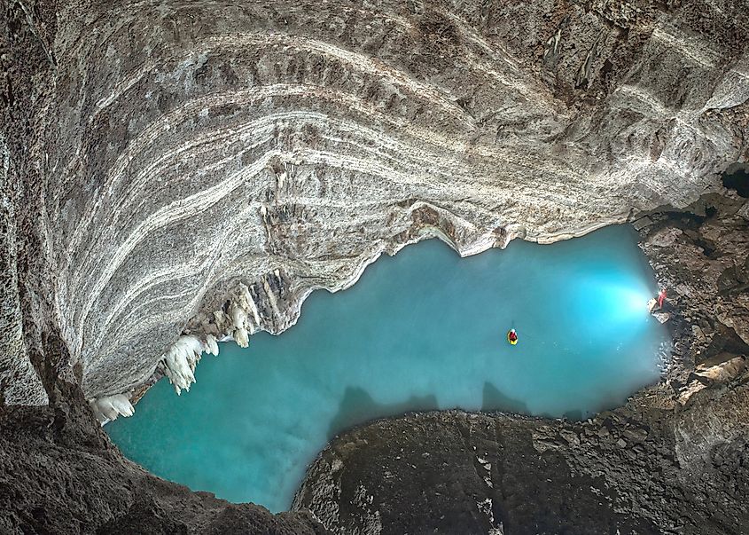 The southern quarter of the gigantic thermal lake Neuron on the bottom of the Atmos Cave