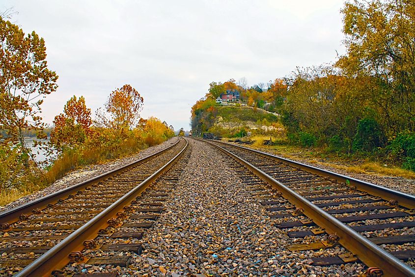 Hermann, Missouri: Train tracks along the Missouri River.