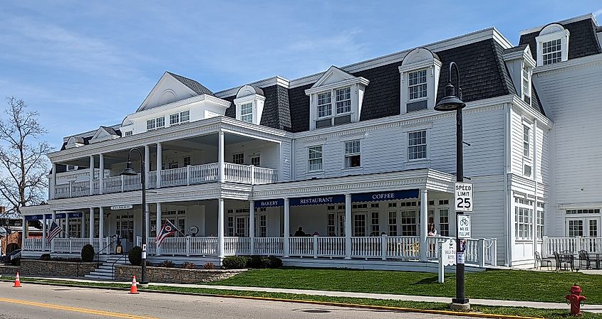 Mills Park Hotel in Yellow Springs, Ohio (Credit: Mx. Granger, CC0, via Wikimedia Commons)
