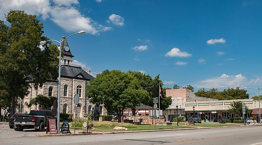  Downtown Glen Rose, Texas, By Renelibrary - Own work, CC BY-SA 4.0, https://commons.wikimedia.org/w/index.php?curid=82899985