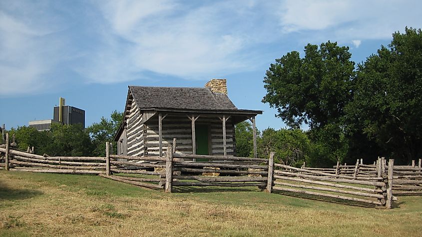 Kerr Cabin in Ada, Oklahoma (Holt9359, CC BY 3.0 <https://creativecommons.org/licenses/by/3.0>, via Wikimedia Commons)