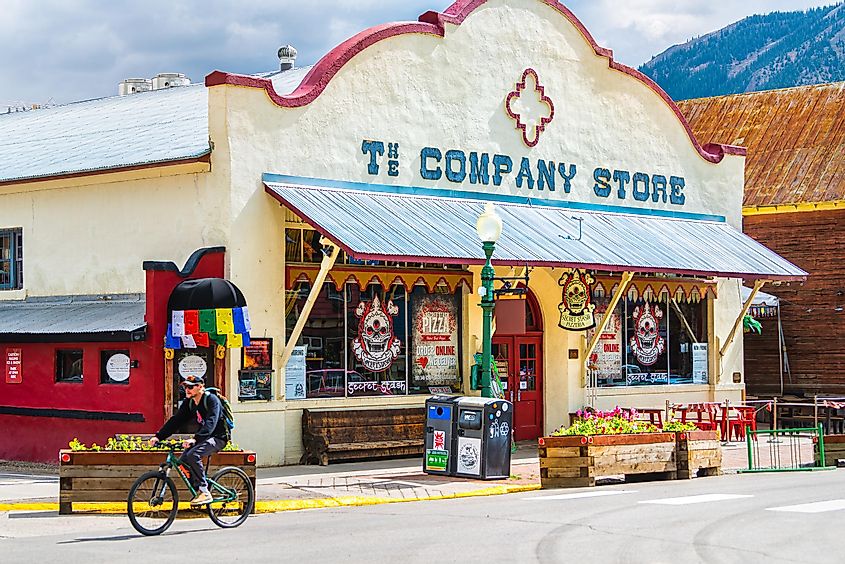 Street view of Crested Butte, Colorado with pizzeria