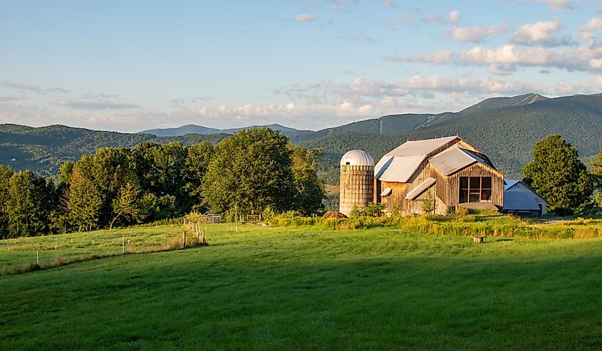 Barn and mountains in the Waitsfield landscape. 