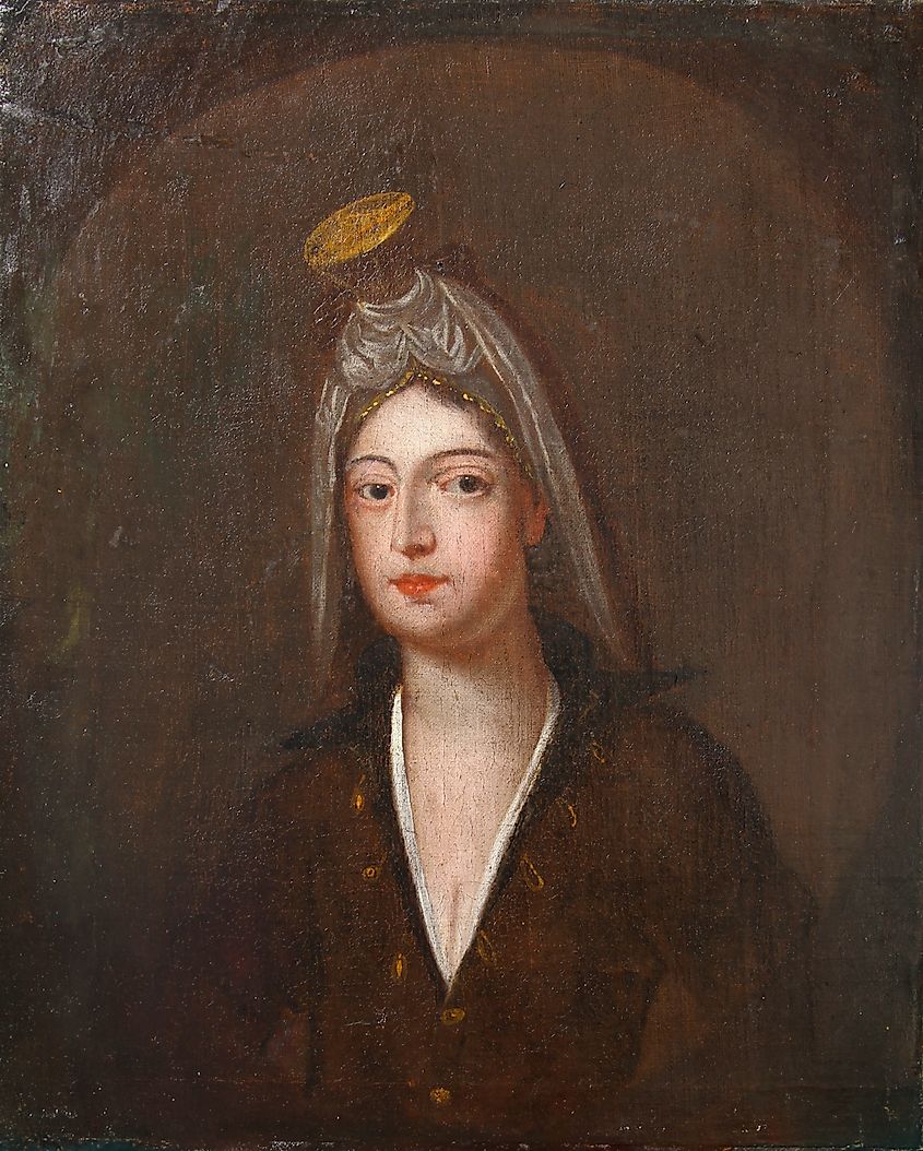 Elizabeth Theus wearing a musket and powder horn crown and colonial militia outfit. 