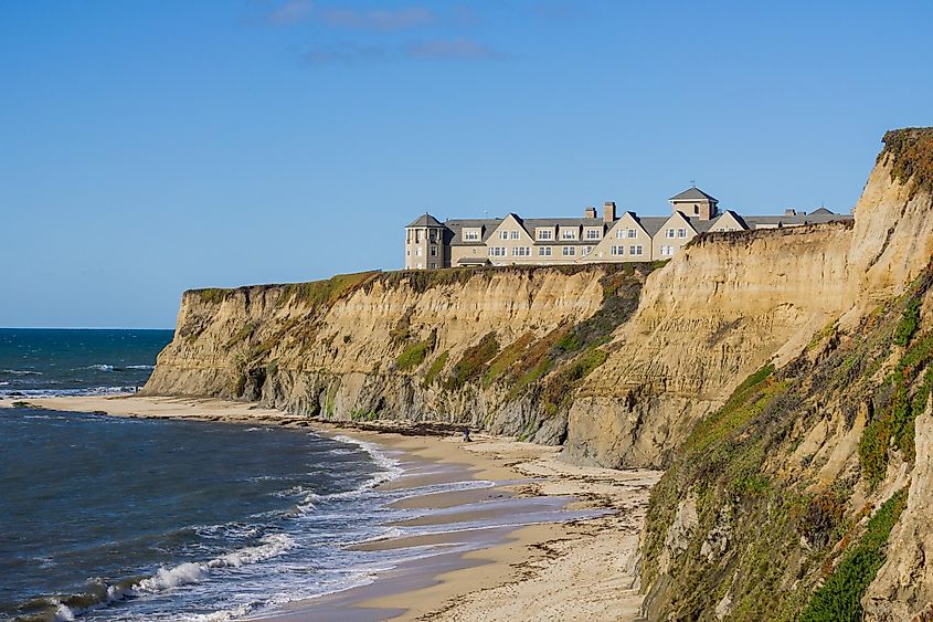 Resort on top of eroded cliffs and sandy beach, Pacific Ocean, Half Moon Bay, California