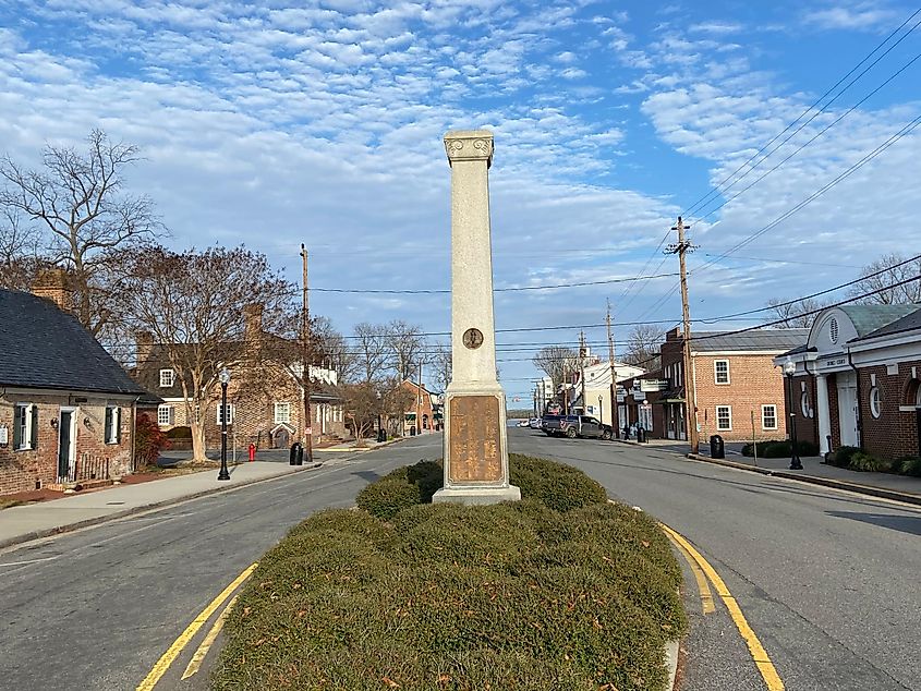 Tappahannock, Virginia: Old downtown area with an American Civil War monument in the median of the main street.