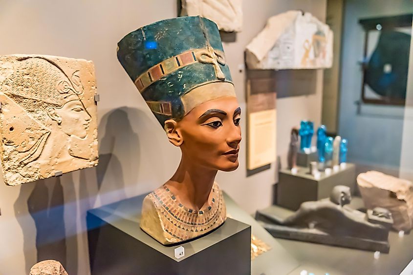 Plaster cast of the bust of Nefertiti in the National Museum of Scotland. 