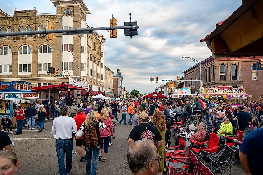 The crowded streets of Jackson, Ohio. Editorial credit: Alyse Capaccio / Shutterstock.com
