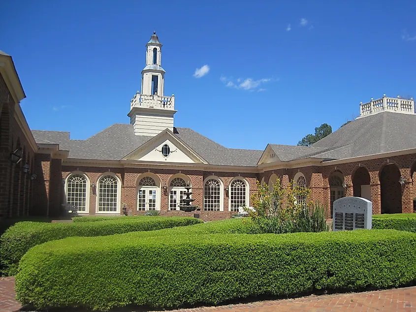 Massee Lane visitor center with gift shop. Bill Golladay - Own work via Wikipedia