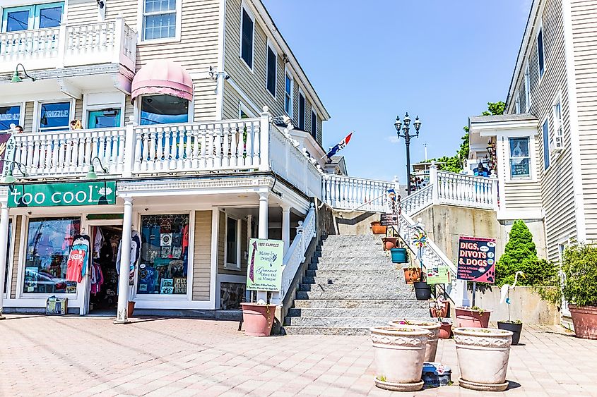 Kennebunkport: Shopping plaza on sidewalk street in downtown village during summer day