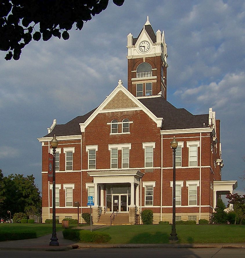 Perry County Missouri courthouse. By Markkaempfer; modified by Kbh3rd - File:Perryville, Missouri County Court House 1.jpg, CC BY 3.0, https://commons.wikimedia.org/w/index.php?curid=36810879