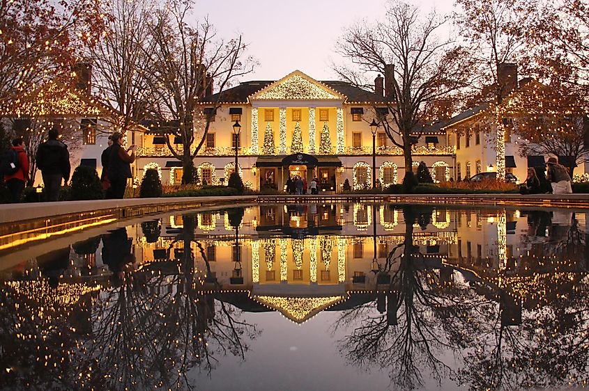 Williamsburg, Virginia, USA: Williamsburg Inn decorated for the holidays, reflected in an outdoor fountain.