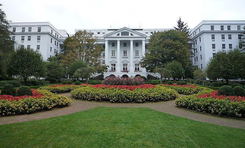 The Greenbrier in White Sulfur Springs, West Virginia, By Bobak Ha&#039;Eri - Own work, CC BY 3.0, File:2008-0831-TheGreenbrier-North.jpg - Wikimedia Commons