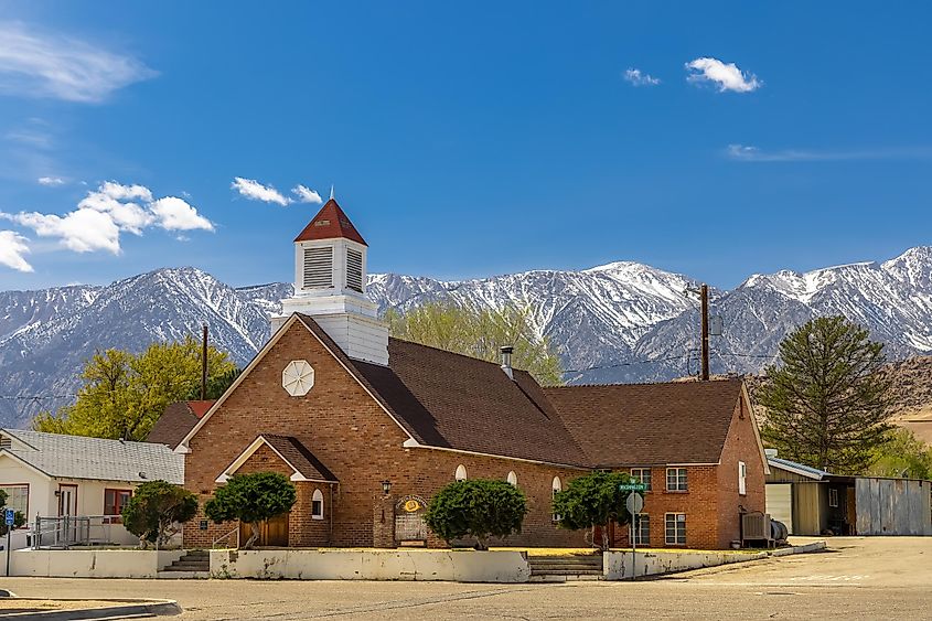 A church in Lone Pine, California with the Sierra Nevada mountains in the backdrop.