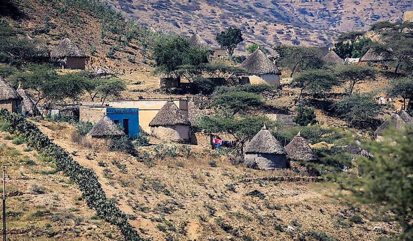 Tipik Keren Evleri ile Küçük Yerel Köy, Eritre