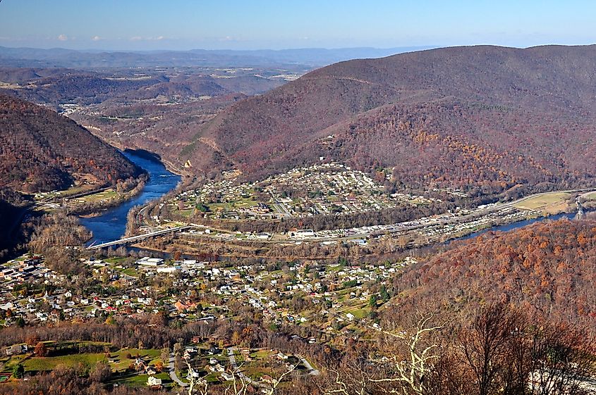 Narrows, Virginia photographed from Sentinel Point. Skye Marthaler, CC BY-SA 3.0 <https://creativecommons.org/licenses/by-sa/3.0>, via Wikimedia Commons
