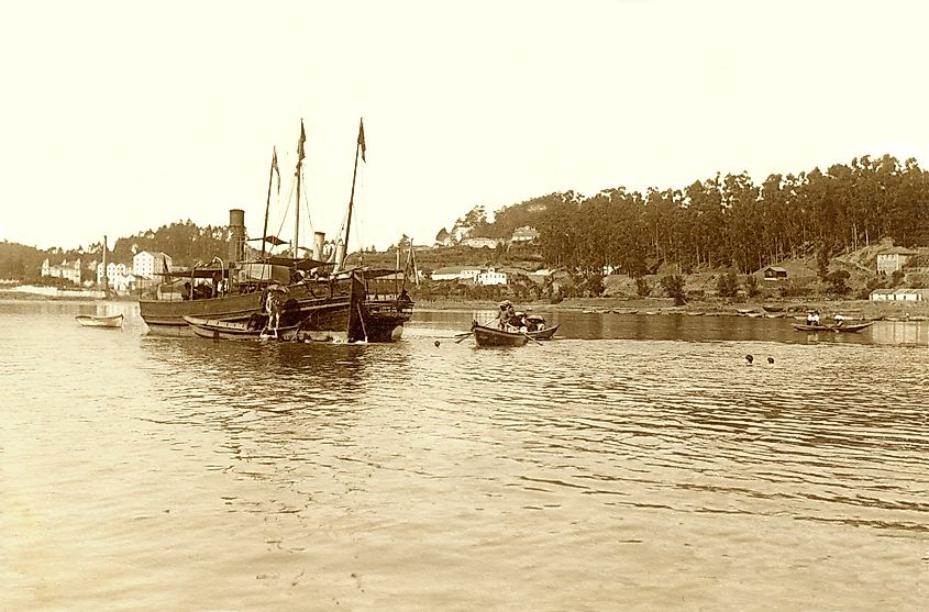 Изображение лодок 1908 года вдоль реки Дору