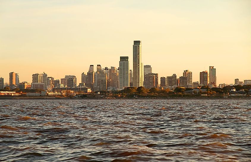 Vista de los tejados de Buenos Aires, Argentina desde el Río de la Plata