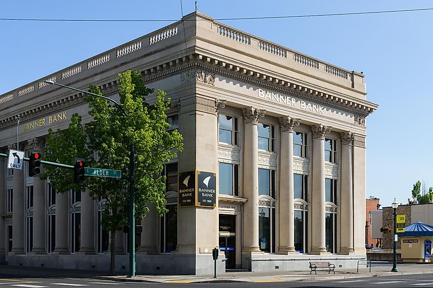 A Banner Bank branch stands on East Alder Street in Walla Walla, Washington, serving the local community with financial services.