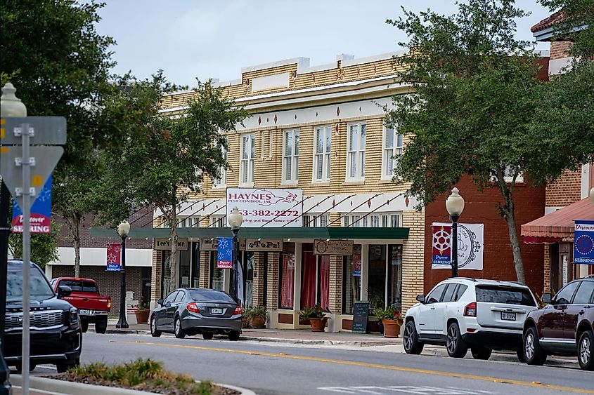 Local shops in Sebring, Florida, via Felix Mizioznikov / Shutterstock.com