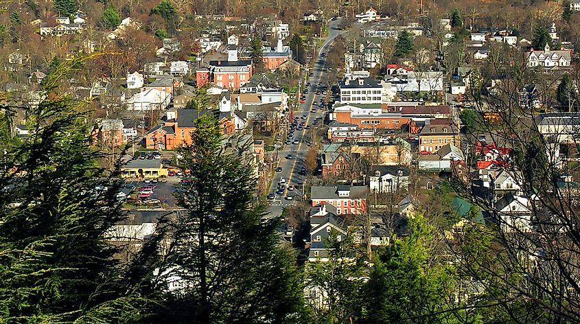Milford viewed from "The Knob," looking east down Broad Street, By Nicholas; cropped by Beyond My Ken (talk) 23:22, 27 September 2011 (UTC) - originally posted to Flickr as Bird&#039;s-Eye View, CC BY 2.0, https://commons.wikimedia.org/w/index.php?curid=16738289