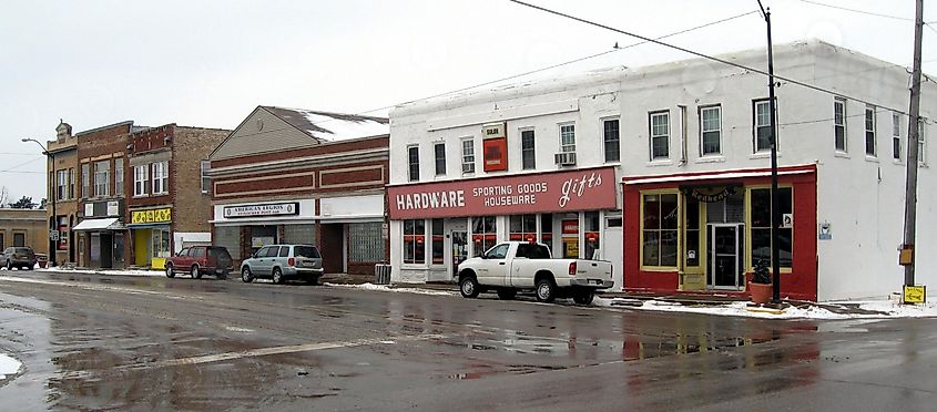 Downtown Solon, Iowa, facing northwest. By Billwhittaker at English Wikipedia, CC BY-SA 3.0, https://commons.wikimedia.org/w/index.php?curid=6520254