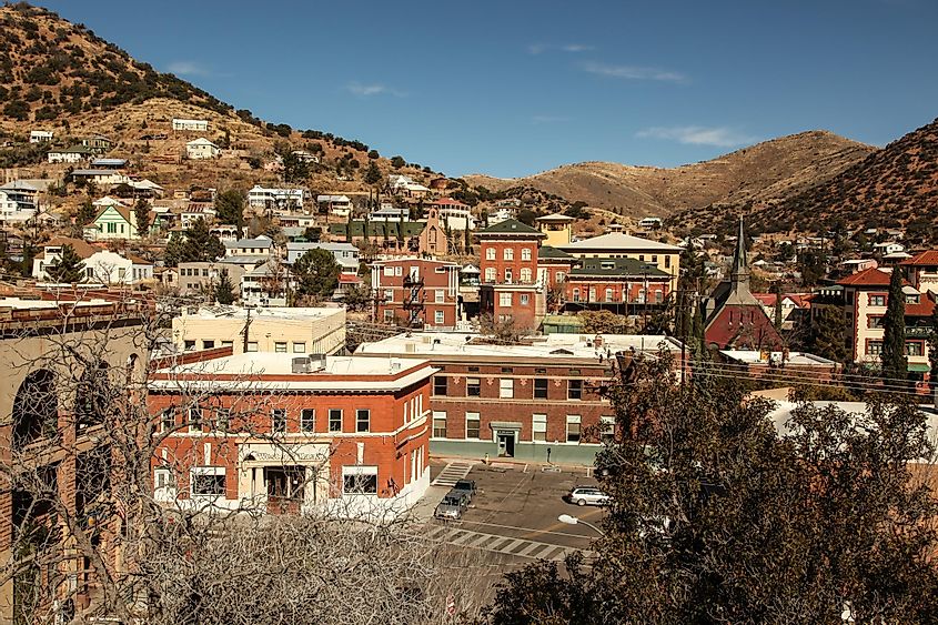 Старинный медный шахтерский городок, Бисби, Аризона, США, построенный в начале 1900-х годов в горах Мул / Исторический медный шахтерский городок 1900-х годов, Бисби, Аризона, США /Шахтерский городок начала 1900-х годов, Бисби, Аризона, США