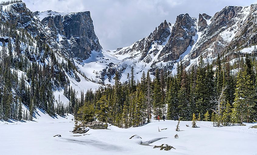 Estes Park, Colorado, USA: Lakes are still frozen. Editorial credit: Sean Xu / Shutterstock.com