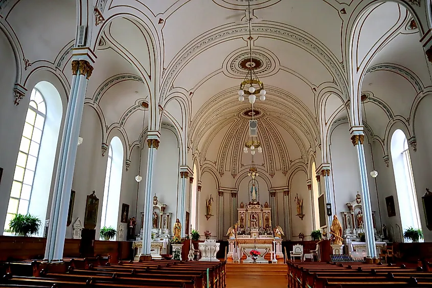 Interior of the l'Église de Notre-Dame-du-Portage à Notre-Dame-du-Portage au Québec. Photo via Wikimedia Commons.