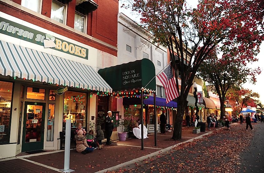 Street view in El Dorado, via https://www.arkansas.com/articles/christmas-spirit-thrives-el-dorado