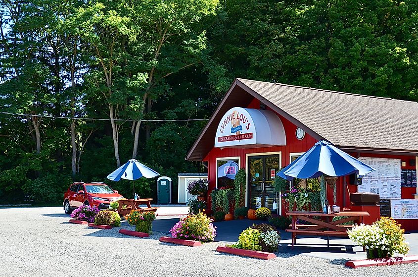 Lynnie Lous Ice Cream and Custard store in Naples, New York. Image credit RedBridge via stock.adobe.com.