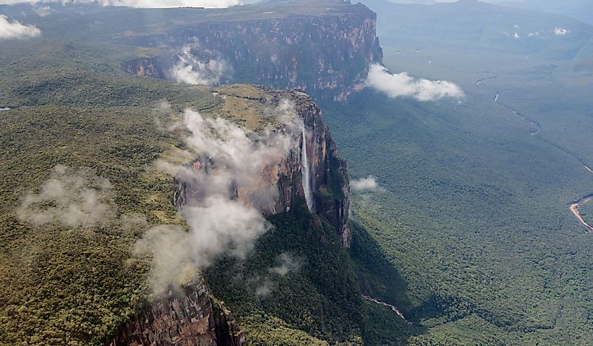 La vista desde el avión del nacimiento del río Salto Ángel es la cascada más alta del mundo.