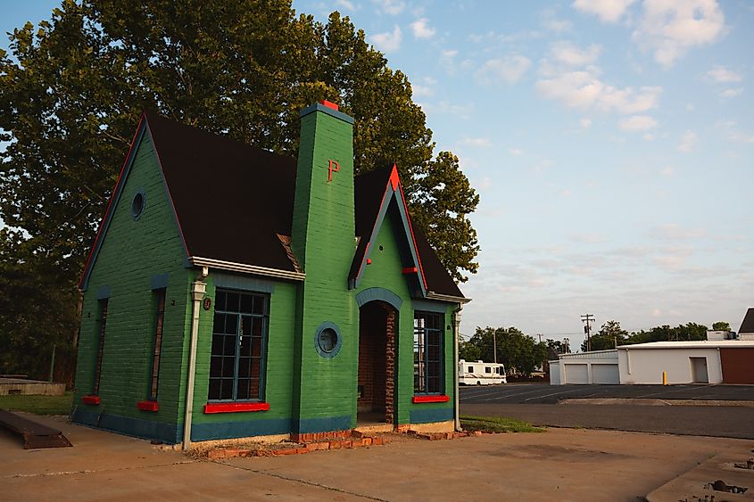A historic service station, empty, on old Route 66. Editorial credit: Logan Bush / Shutterstock.com