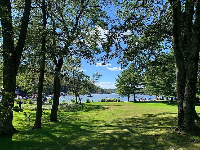 View of Lake Harmony from Lake Harmony Inn. Image credit: Tsund7901 via Wikimedia Commons.