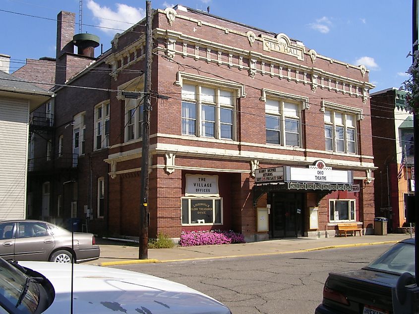  City Hall and Opera House (1909), The Ohio Theatre in Loudonville, Ohio, By Chris Light at English Wikipedia, CC BY-SA 3.0, https://commons.wikimedia.org/w/index.php?curid=16991934