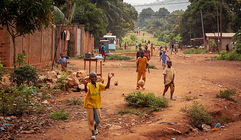 Orta Afrika Cumhuriyeti'nde sokaklarda futbol oynayan çocuklar