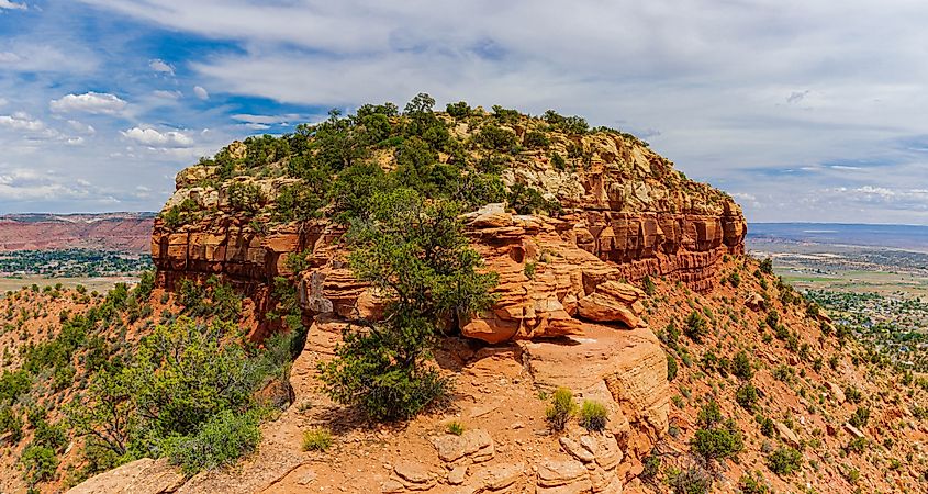 Spectacular view of the surrounding landscape and the town of Kanab from the Bunting Trail.