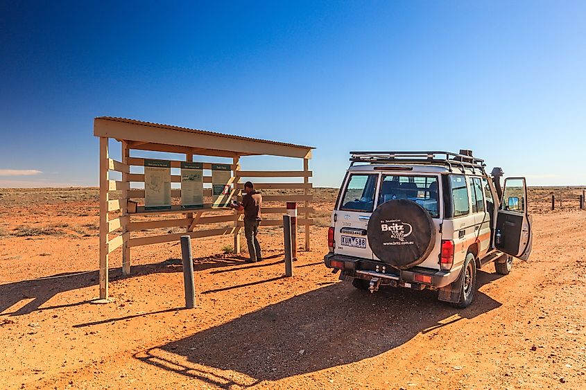 Tourists in the desert on the way to Lake Eyre