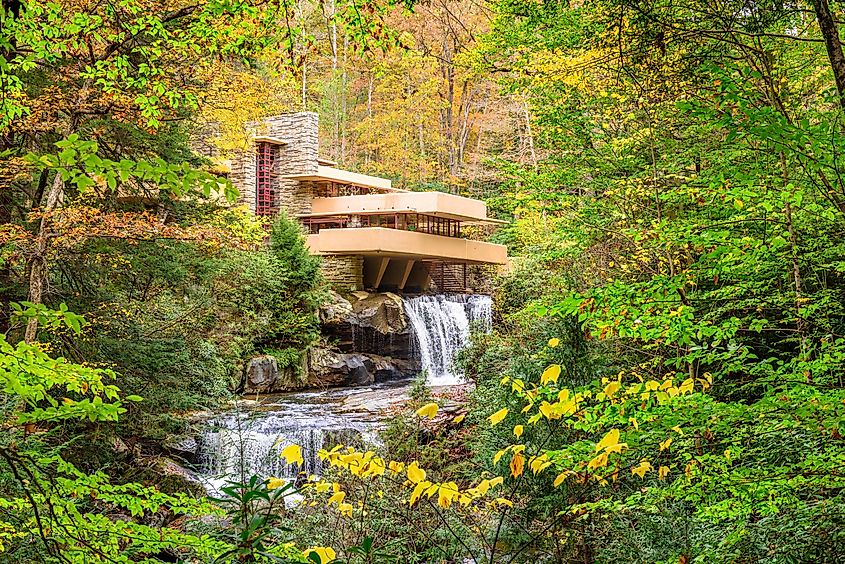 Fallingwater Over Bear Run Waterfall, Mill Run, Pennsylvania, USA.