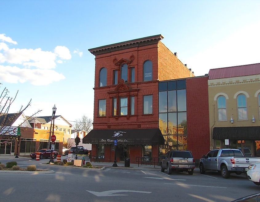 Downtown strip in Winchester, TN. Image credit Brian Stansberry, CC BY 3.0, Wikimedia Commons