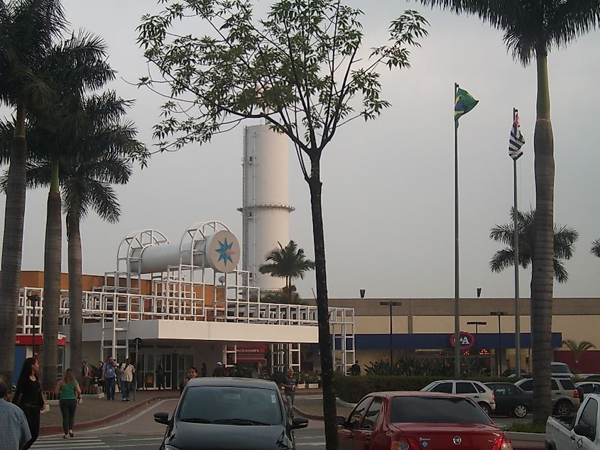 Main entrance to the mall. By Raphael Igor - Own work, CC BY-SA 3.0, https://commons.wikimedia.org/w/index.php?curid=21495395