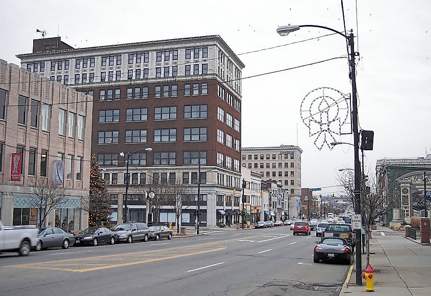 Downtown Massillon, Ohio. Credit: Tim Kiser (w:User:Malepheasant), CC BY-SA 2.5, via Wikimedia Commons