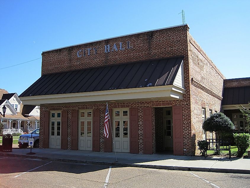 Charleston, Mississippi. Credit: Thomas R Machnitzki (thomas@machnitzki.com), CC BY 3.0 <https://creativecommons.org/licenses/by/3.0>, via Wikimedia Commons